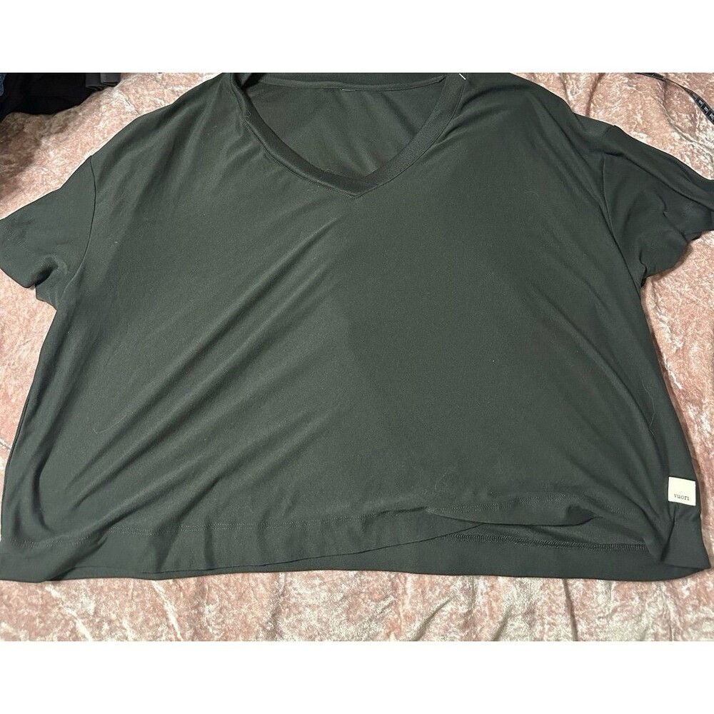 Vuori black vneck tee